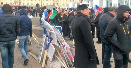 Участники митинга, еще до его завершения выбрасывали плакаты и лозунги прямо на площади, где шла акция. Грозный, 22 января 2016 г. Фото Николая Петрова для "Кавказского узла"