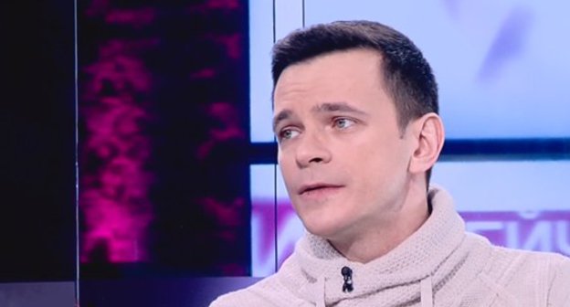 Илья Яшин.  Стоп-кадр видео https://tvrain.ru/teleshow/vechernee_shou/yashin-402108/