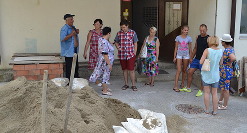 Жильцы новостройка на Виноградной улице в Сочи. Фото Светланы Кравченко для "Кавказского узла"