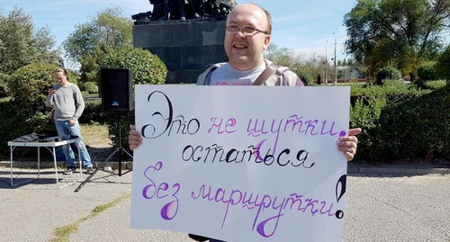 Водитель маршрутки в с плакатом на митинге 14 сентября 2016 года. Фото Татьяны Филимоновой для "Кавказского узла"