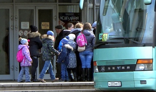 Автобус привез детей и взрослых в Театральный центр на Дубровке на мероприятие, не связанное с годовщиной теракта. Москва, 23 октября 2016 года. Фото Магомеда Туаева для "Кавказского узла".