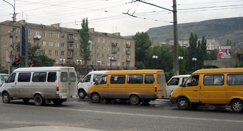 Маршрутки в Махачкале Фото: http://dagestan-today.com/socium/1171-v-mahachkale-na-tri-rublya-uvelichilas-stoimost-proezda-v-marshrutke.html