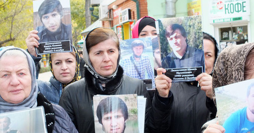 Матери пропавших дагестанцев во время акции протеста.  Махачкала, 14 ноября 2016 г. Фото Патимат Махмудовой для "Кавказского Узла"