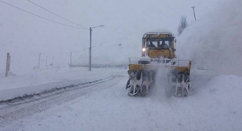 Расчистка дороги от снега. Фото © FB / Департамент автодорог
 http://sputnik-georgia.ru/society/20161228/234374318/Dorogi-v-Gruzii-na-perevalah-snegopad-i-gololed.html