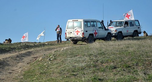 Автомобили МККК на линии разграничения. Фото http://ru.sputnik.az/karabakh/20161230/408292546/krasnyj-krest-telo-azerbajdzhanskogo-soldata.html