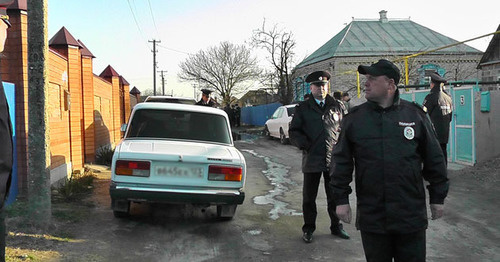 Оцепление вокруг дома Олега Петрова в станице Казанская. 28 марта 2017 г. Фото Анны Грицевич для "Кавказского узла"