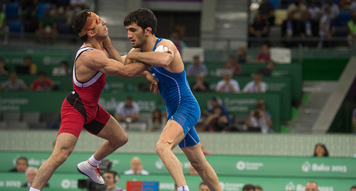 Поединок борцов-классиков. Фото http://vestnikkavkaza.net/photogallery/Moments-of-the-First-European-Games.html