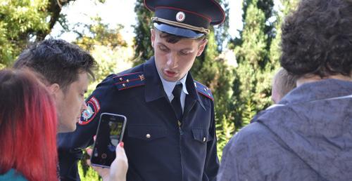 Полицейский уведомляет активистов штаба Навального, что митинги 10 октября запрещены. Сочи, 6 октября 2017 г. Фото Светланы Кравченко для "Кавказского узла"