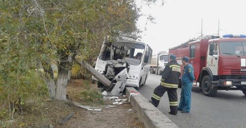 На месте ДТП. Волгоград, 20 октября 2017 г. Фото: ГЛАВНОЕ УПРАВЛЕНИЕ МВД РОССИИ
ПО ВОЛГОГРАДСКОЙ ОБЛАСТИ