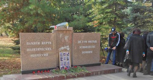 Митинг памяти жертв репрессий у памятника репрессированным жителям Кабардино-Балкарии. Нальчик, 30 октября 2017 г. Фото Людмилы Маратовой для "Кавказского узла"