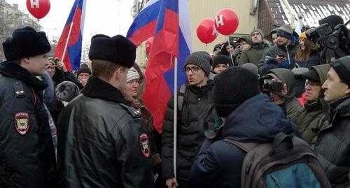 Полицейские требуют от сторонников Навального прекратить шествие в поддержку всероссийской "Забастовки избирателей". Волгоград, 28 января 2018 года. Фото Татьяны Филимоновой для "Кавказского узла".