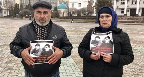 Родители Наби и Гасангусейна Гасангусейновых на площади в Махачкале. Фото корреспондента "Кавказского узла".