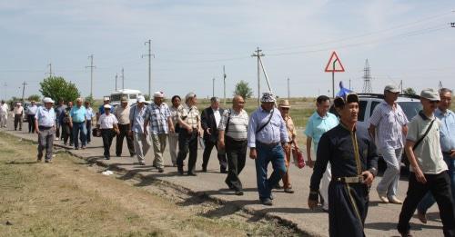 Делегаты съезда ойрат-калмыцкого народа отправились в центр Элисты. Фото: Бадма Бюрчиев для "Кавказского узла".