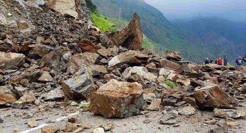 Дорога в Западной Грузии после обвала скалы  Фото https://www.facebook.com/georoad.ge/photos/pb.449807021760071.-2207520000.1499619345./1528874963853266/?type=3&theater