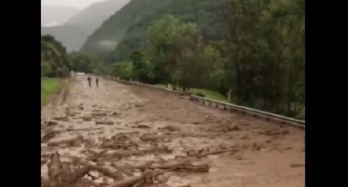 Сход селя в Карачаево-Черкесии, 16 июня 2018 года. Кадр из видео  https://www.youtube.com/watch?v=XT8KqFYdAR4