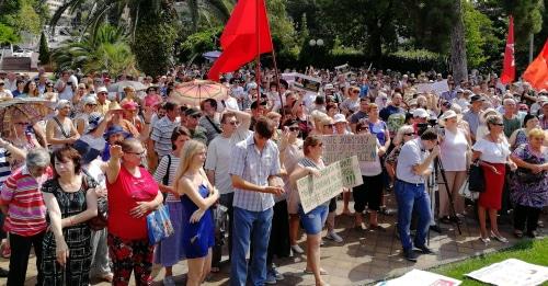 Участники митинга в Сочи, организованного "Яблоком", "Левым фронтом" и общественной организацией рыбаков. 28 июля 2018 года. Фото Светланы Кравченко для "Кавказского узла".