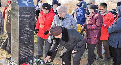 Возложение цветов. Волгоградская область, 22 ноября 2018 г. Фото Татьяны Филимоновой для "Кавказского узла"