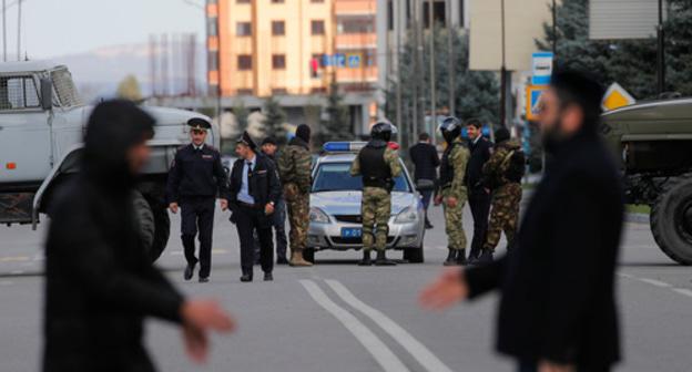 Law enforcement officers block a road during a protest against the new land swap deal, agreed by the heads of the Russian regions of Ingushetia and Chechnya, in Ingushetia's capital Magas, Russia October 6, 2018. REUTERS/Maxim Shemetov