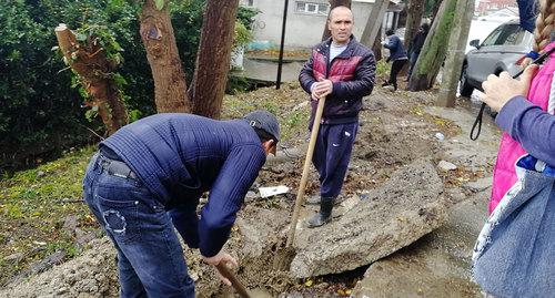 Лазаревский район. Неизвестные самоуправно отводят сточные воды от бывших очистных, ныне ресторана в реку Лоо.  Фото Светланы Кравченко для "Кавказского узла"