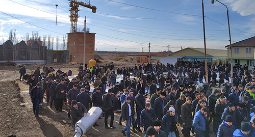 Участники массового намаза в Магасе. 14 декабря 2018 г. Фото Умара Йовлоя для "Кавказского узла"