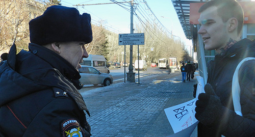 Лейтенант полиции Иван Байзаров спорит в Владом Погореловым. Волгоград, 22 января 2019 г. Фото Татьяны Филимоновой для "Кавказского узла"