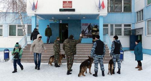 К «заминированным» школам стягиваются пожарные и полиция. Фото: Павел Мирошкин https://v1.ru/text/gorod/65898671