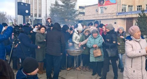 Обряд очищения огнем на празднике в Элисте. Фото Бадма Бюрчиев для "Кавказского узла".