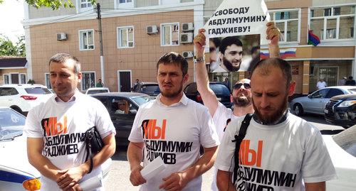 Одиночный пикет в поддержку журналиста Абдулмумина Гаджиева у здания Советского суда Махачкалы, где в закрытом режиме проходит избрание меры пресечения трем задержанным по делу о финансировании терроризма.
 Фото Мурада Мурадова для "Кавказского узла"