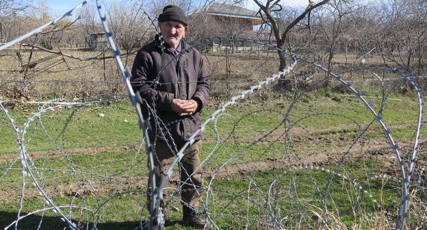 85-летний Давид Ванишвили в селе Хурвалети оказался на стороне Южной Осетии от административной линии разграничения после того, как российские
пограничники в 2013 году начали «бордеризацию». Его дом и прилегающий к нему двор теперь отделены заграждением от территории Грузии. Фото: Levan Asatiani, © Аmnesty International
