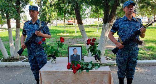 Траурные мероприятия по случаю гибели старшины полиции Александра Дворникова.  Фото: пресс-служба МВД https://42.мвд.рф/news/item/17460315/