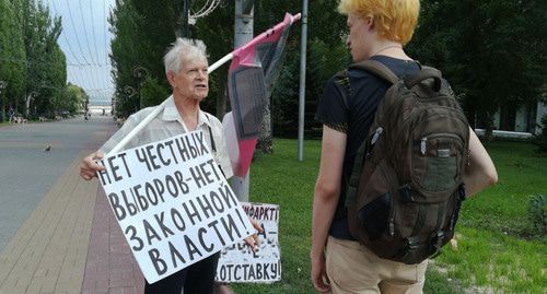 Владимир Васильченко на пикете общается с прохожим. Волгоград, 31 июля 2019 г. Фото Татьяны Филимоновой для "Кавказского узла"