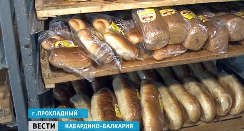 Продукция хлебзавода. Фото кадр видео https://vestikbr.ru/news/v-chest-tridtsatiletiya-prohladnenskogo-hlebozavoda-ego-sotrudniki-reshili-priglasit-na-predpriyatie-detej-iz-maloimushhih-i-mnogodetny-h-semej/