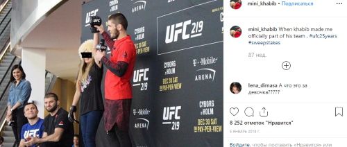 Поклонница Хабиба из США, которой он сам подарил папаху. Скриншот https://www.instagram.com/mini_khabib/