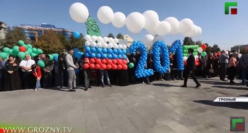 Участники празднования Дня города в Грозном. 5 октября 2019 года. Кадр видео ЧГТРК "Грозный" https://www.youtube.com/watch?v=PAJkgP4VvPE