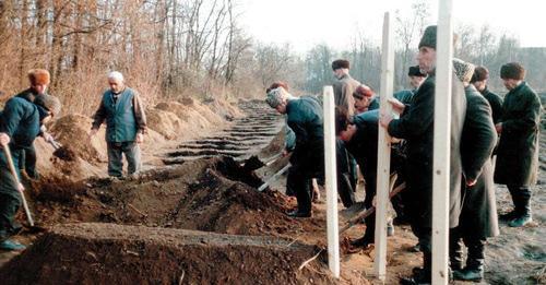 Кладбище в Пригородном районе Северной Осетии. Октябрь 1992 г. Фото http://www.dosh-journal.ru