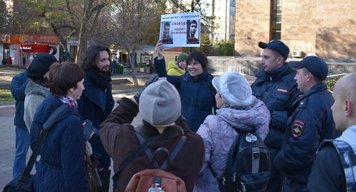 Пикеты вызвали интерес ростовчан. Фото: Константин Волгин для "Кавказского узла".