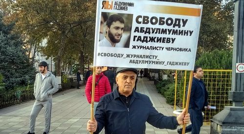 Житель Махачкалы Магомед впервые вышел на одиночный пикет в поддержку Абдулмумина Гаджиева. Махачкала, 11 ноября 2019 года. Фото Ильяса Капиева для "Кавказского узла".