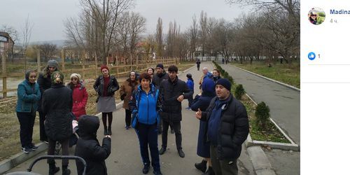 Прогулка в махачкалинском парке Ленинского комсомола. Фото: скриншот в Facebook "ГородНаш" https://www.facebook.com/groups/794318720724087/permalink/1546846332137985/