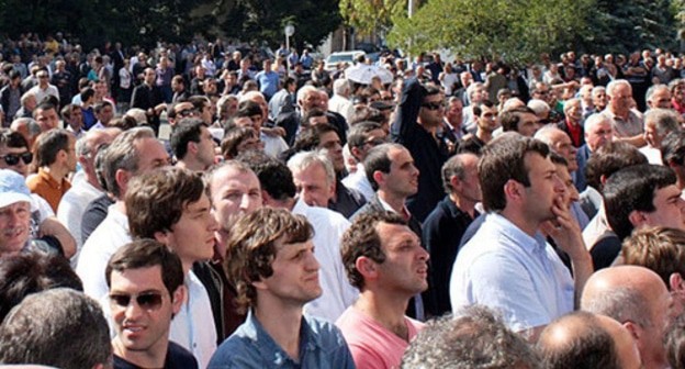 Участники антиправительственного митинга в Сухуме, Абхазия, 27 мая 2014 г. Фото Амры Амичба, "Апсныпресс"