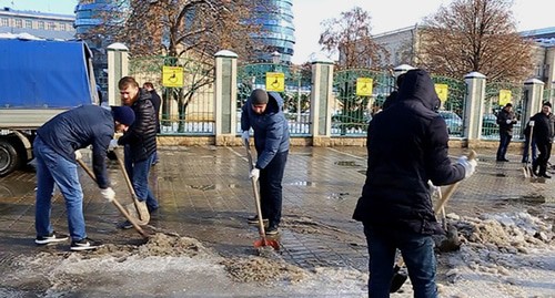 Уборка улиц Грозного. Фото: официальный сайт мэрии города Грозный http://grozmer.ru/events/v-groznom-prohodjat-massovye-subbotniki.html