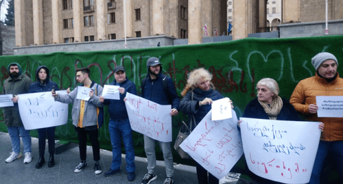 Участники акции в поддержку журналистов. Фото Беслана Кмузова для "Кавказского узла".