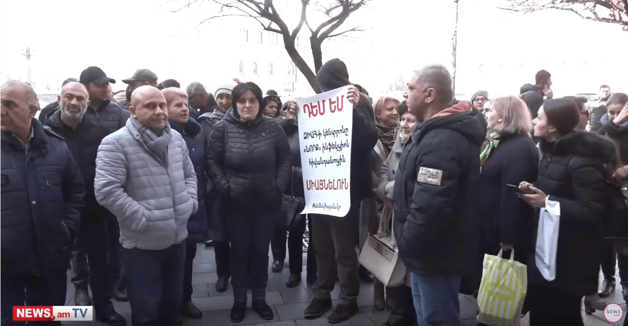 Стоп-кадр видео акции сотрудников и пациентов центра профилактики СПИДа, Ереван, 27 февраля, https://youtu.be/w_gnrHoraso