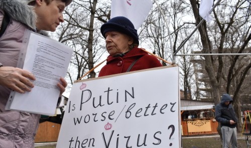 Участник митинга памяти Немцова в Ростове-на-Дону. Фото Константина Волгина для "Кавказского узла".