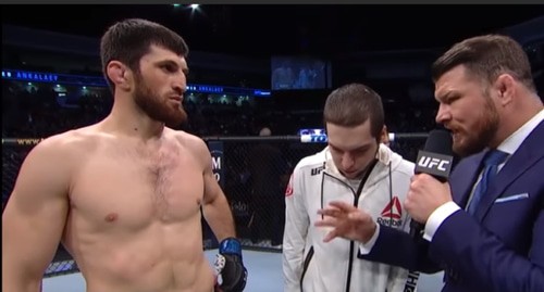 Магомед Анкалаев (слева). Стопкадр видео канала UFC Russiahttps://www.youtube.com/watch?time_continue=17&v=o1EpTKwIYKQ&feature=emb_logo