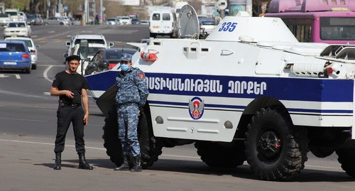 Сотрудники полиции в Ереване. Фото Тиграна Петросяна для "Кавказского узла"