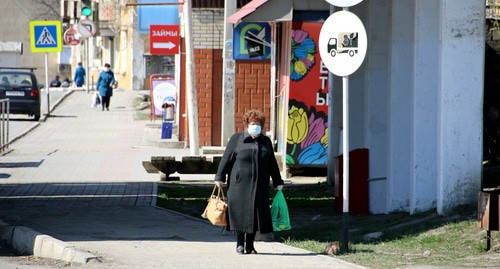 Редкие прохожие в Красном Сулине во время режима самоизоляции. Фото Вячеслава Прудникова для "Кавказского узла"