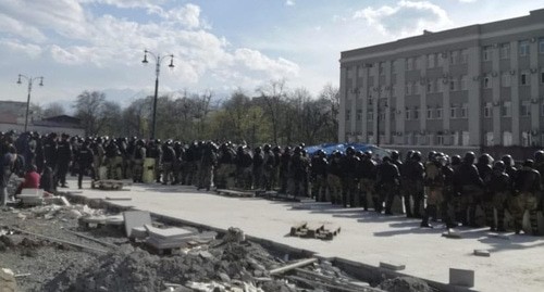 Сотрудники силовых структур, окружившие площадь Свободы во Владикавказе. 20 апреля 2020 г. Фото Эммы Марзоевой для "Кавказского узла"