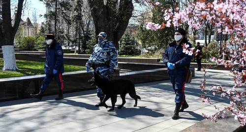 Казаки и сотрудник полиции в защитных масках на улицах Ростова-на-Дону. Апрель 2020 г. Фото: REUTERS/Sergey Pivovarov