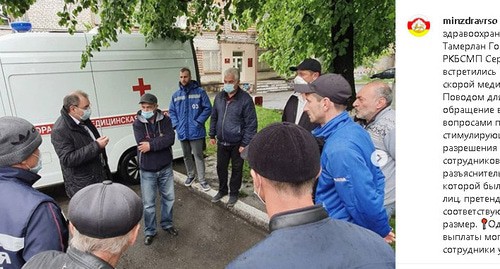 Министр здравоохранения РСО-Алания Тамерлан Гогичаев и главный врач РКБСМП Сергей Кануков встретились с сотрудниками Станции скорой медицинской помощи. Стоп-кадр видео https://www.instagram.com/p/B_5OqLaFCTJ/