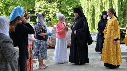 Архиепископ Майкопский и Адыгейский Тихон и прихожане. Фото пресс-службы Майкопской и Адыгейской епархии. https://adygeya-orthodoxia.ru